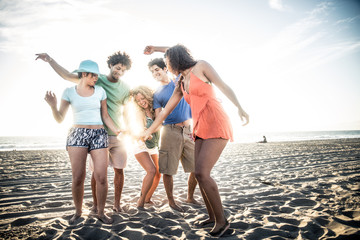 Canvas Print - Friends partying on the beach