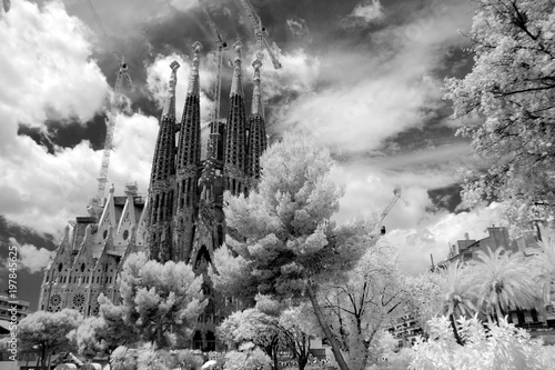 Obrazy Antoni Gaudí  la-sagrada-familia-imponujaca-katedra-zaprojektowana-przez-gaudiego-ktora-powstaje-od-tego-czasu