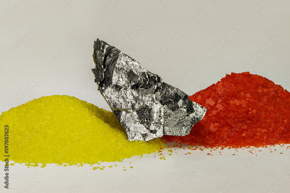 chemisches Element Chrom mit dessen Oxiden gelb und rot