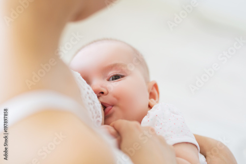 Fotografía Young mom breast feeding her newborn child
