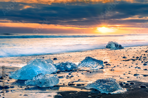 dryfujacy-lodowi-bloki-na-diament-plazy-przy-zmierzchem-w-jokulsarlon-iceland