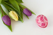 Kolorowe wielkanocne  jajka i bukiet tulipanów