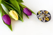 Kolorowe wielkanocne  jajka i bukiet tulipanów