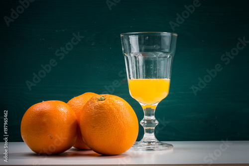 Zdjęcie XXL Szkło z sokiem pomarańczowym i pomarańczami