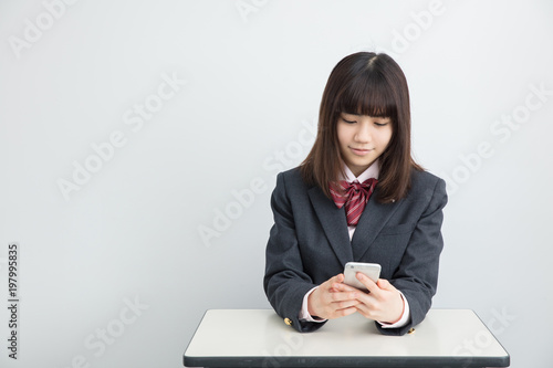 携帯をいじる女子高生 Stock 写真 Adobe Stock 携帯をいじる女子高生 Stock 写真 Adobe Stock