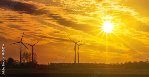 wiatraki-produkujace-energie-o-wschodzie-slonca