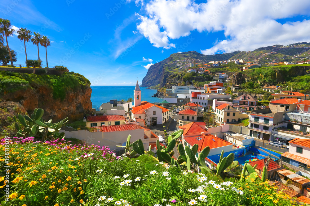 Beautiful panorama over the cityscape of Camara de Lobos in Madeira island, Portugal - obrazy, fototapety, plakaty 