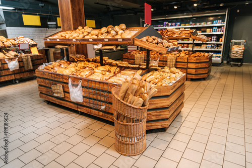 Fotografía close up view of freshly baked bakery in hypermarket
