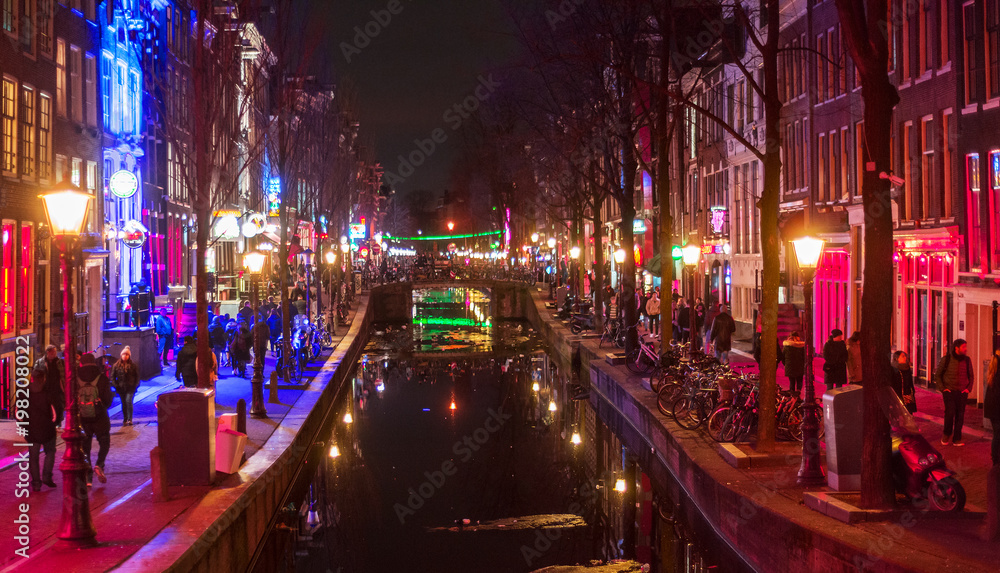 Obraz na płótnie Amsterdam red district prostitution quarter street, canal at night w salonie