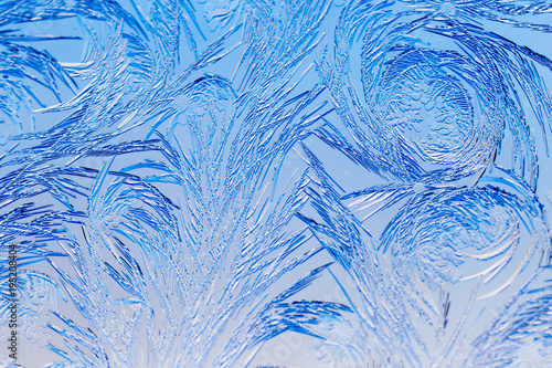 Naklejka - mata magnetyczna na lodówkę Niebieskie rysunki na szybie w mrozie