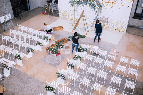 Fotomural the process of preparation by florists and decorators of the hall for the weddin