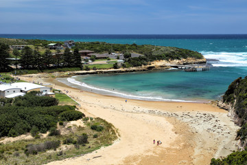 Poster - Blick über Port Campbell und die Mündung des Port Campbell Creek an der Great Ocean Road in Victoria, Australien.