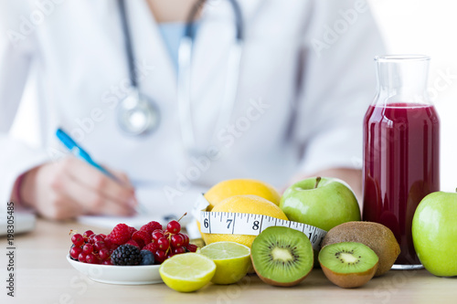 Fotografía Some fruits such as apples, kiwis, lemons and berries on nutritionist table
