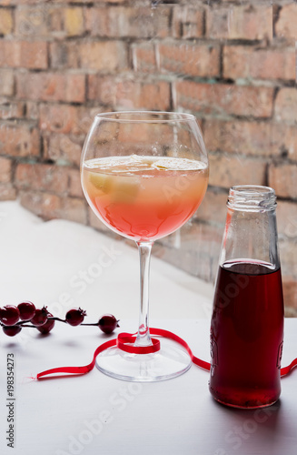Fotomural A cocktail of lemon, pineapple and raspberry.
