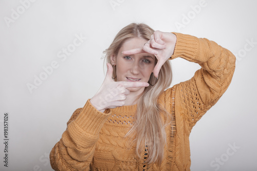 Fotografie, Obraz Blondine steuert eine Drohne mittels einer Geste