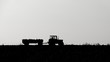 Traktor auf dem Feld – Silhouette, Gegenlicht