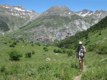 Valle De Ordesa, Pireneje, Hiszpania - Dziewczyna Wędrująca Z Kijkami Zieloną Doliną Ordesy