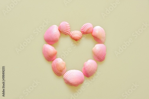 ピンク色の貝殻 貝殻をハート型に並べました Adobe Stock でこのストック画像を購入して 類似の画像をさらに検索 Adobe Stock