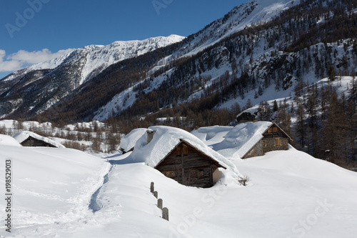 Montagnes Et Chalets Sous La Neige Nevache Hautes Alpes