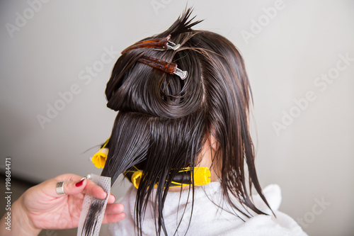 美容室でパーマをかける パーマ ロッド 巻く 女性 後ろ姿 手 美容師 美容室 ヘアサロン 茶髪 カットモデル 髪 美容院 背中 後姿 ヘアスタイル 美容 ヘアケア リラックス 2人 コーム 技術 技術職 接客 接客業 仕事 ビューティー モデル 人物 日本人 若い 代 30代 40代 美容室でパーマをかける パーマ ロッド 巻く 女性 後ろ姿 手 美容師 美容室 ヘアサロン 茶髪 カットモデル 髪 美容院 背中 後姿 ヘアスタイル 美容 ヘアケア リラックス 2人 コーム 技術 技術職 接客 接客業 仕事 ビューティー モデル 人物 日本人 若い 代 30代 40代