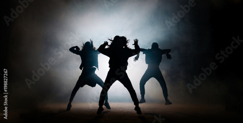 Plakat Grupa młodych tancerzy hip-hopowych występujących na scenie. skuteczna wydajność. piękny taniec. pełne tancerzy energe