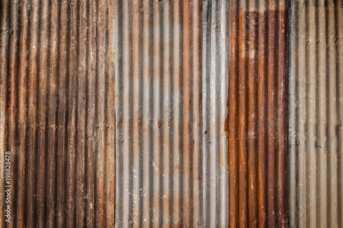 Fotomural Rusty and corrugated iron metal construction site wall texture background with vignette