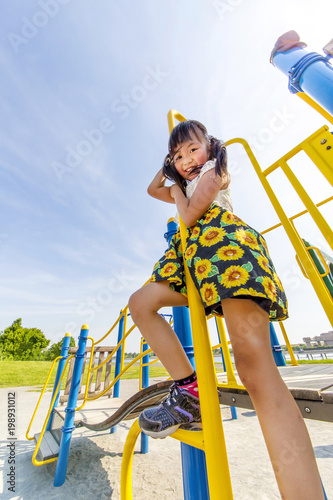 青空をバックに公園の遊具で遊ぶ小学低学年の女の子 Stock Photo Adobe Stock 青空をバックに公園の遊具で遊ぶ小学低学年の女の子 Stock Photo Adobe Stock