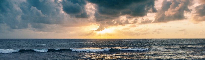 Wall Mural - Fantastic stunning colorful sunset by the sea, waves and sunlight