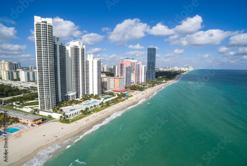 Plakat Widok z lotu ptaka Północna Miami plaża - biała piaskowata plaża z jasnym błękitnym tropikalnym oceanem nawadnia, widok z lotu ptaka, Miami, Floryda, usa
