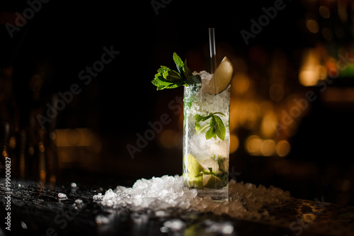 Fotomural alcoholic cocktail mojito stands on a bar counter