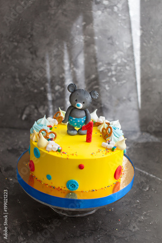 Zdjęcie XXL Żółty pierwszy urodziny tort z misiem. Tort urodzinowy dla dzieci.