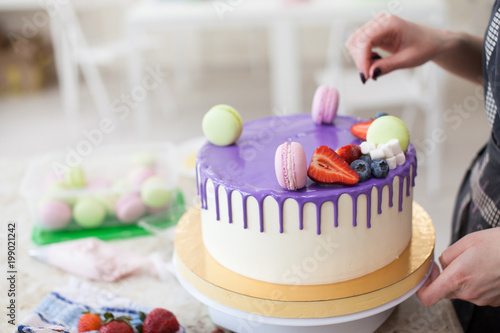 Zdjęcie XXL Cukiernik zdobi tort urodzinowy