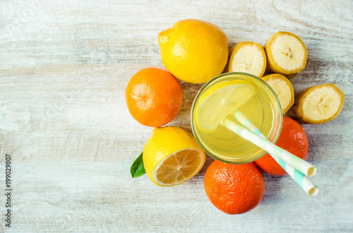 Plakat Jabłczanej bananowej świeżej cytryny pomarańczowy sok. Selektywna ostrość.