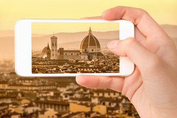Fototapete - Closeup of a hand with smartphone taking a picture of Florence with the Basilica Santa Maria del Fiore (Duomo), Tuscany, Italy