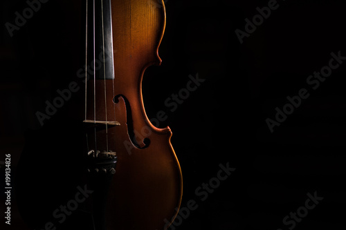 Cuadros en Lienzo Violin on a black background lit from one side