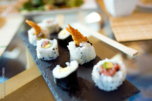 Plakat Sushi i pałeczki do jedzenia. Koncepcja szczegółów żywności.