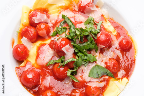 Fotografía Tomaten, Tomatensauce, Basilikum, Parmesan auf Tortelinni