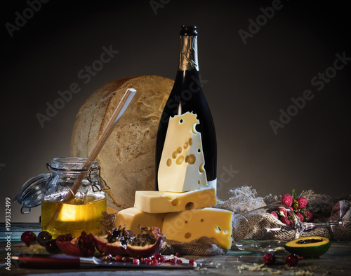 Zdjęcie XXL Martwa natura z serem, winem, miodem