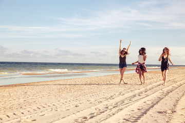 Canvas Print - Excited young friends women walking outdoors