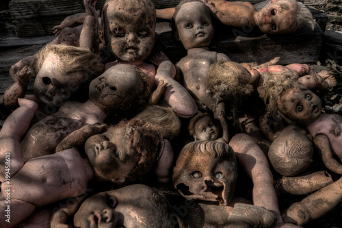 Creepy Broken Old Dolls Tableau sur Toile