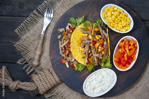 Plakat Meksykańskie tacos - tradycyjne danie z składników mięsa i warzyw