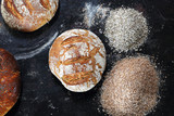 Bochenek świeżego chleba. Kompozycja naturalnych, ekologicznych wypieków piekarniczych.
