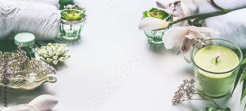 zielone-tlo-spa-lub-wellness-z-recznikami