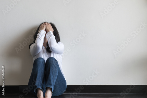 Fotografía Panic attack woman, stressful depressed emotional person with anxiety disorder m