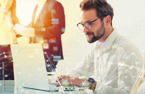 Fotografía Businessman in office connected on internet network