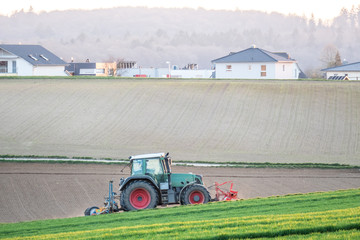 Poster - Traktor bei der Feldarbeit