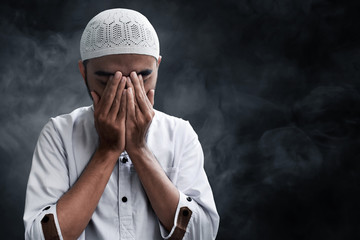 Wall Mural - Muslim man praying