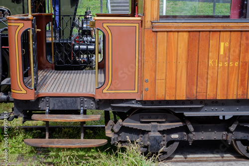 Fotografie, Obraz Einstieg in einen Wagon einer Nostalgiebahn