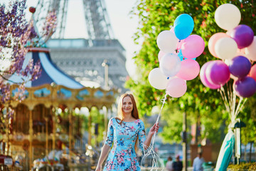 Wall Mural - Girl with bunch of balloons in front of the Eiffel tower in Paris