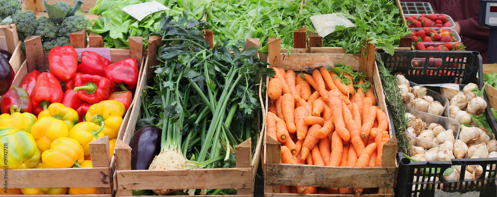 Fresh vegetables in market crates - obrazy, fototapety, plakaty 